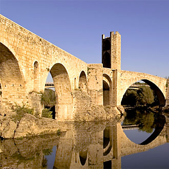 Vista del pont medieval de Besalú | Foto de: xip | A: http://www.flickr.com/photos/xip/61221396/