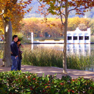 Parella passejant a l'Estany de Banyoles